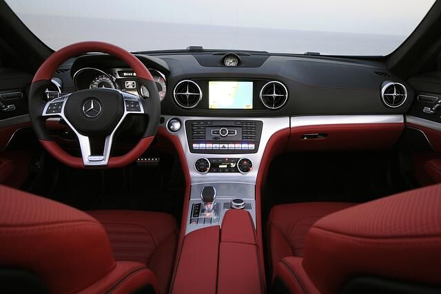 Das 4,7 Liter große Triebwerk aus S- und E-Klasse zeigt sich in dem Roadster von seiner besten Seite