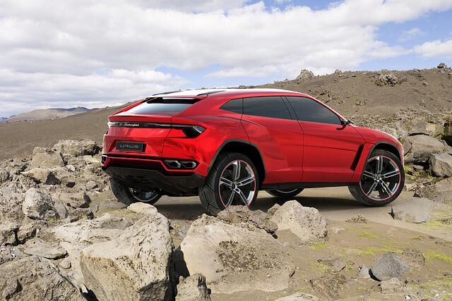 Mit 4,99 Metern Länge und 1,99 Metern Breite liegt der Urus nahe an den Abmessungen des Audi Q7, mit 1,66 Metern Höhe ist er all