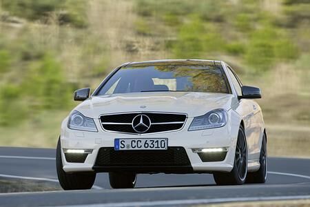 Weltpremiere in New York - Das C 63-Coupe von AMG rollt vor