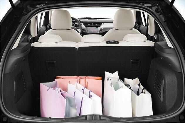 Dafür passen schon bei fünfsitziger Konfiguration 300 Liter hinein - ein VW Golf schluckt auch nur 50 Liter mehr