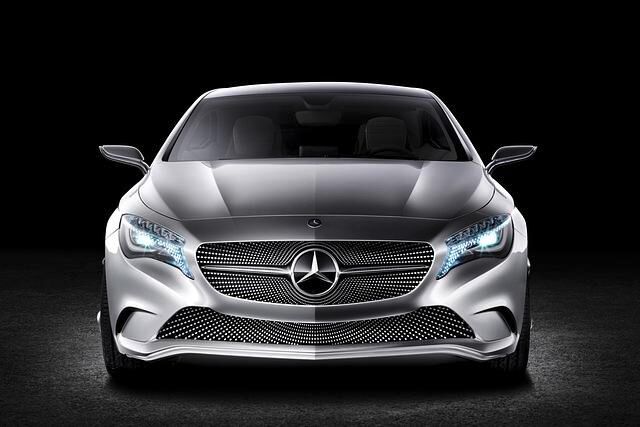Die Front mit dem steilen Sport-Kühlergrill erinnert an CLS und SLS