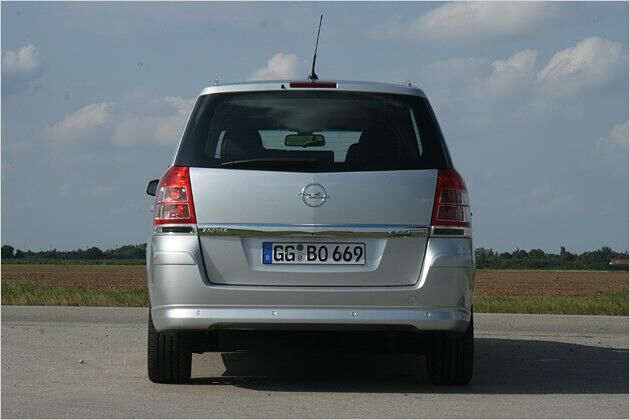 Eine horizontale Chromleiste am Heck lässt den Wagen etwas breiter wirken