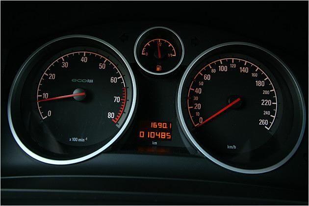 Die Kraftstoff-Uhr oben in der Mitte zeigt je nach Betriebsart den verbliebenen Benzin- oder Gasvorrat an