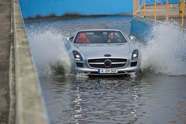 Auch eine Fahrt durch das Wasser gehört dazu