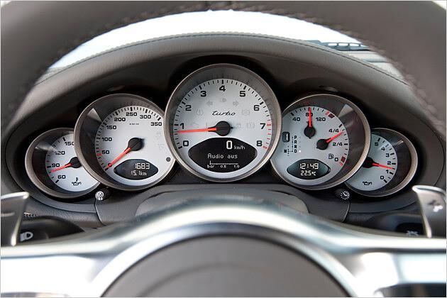 Die Uhrensammlung des 911 Turbo erfreut seit jeher das Fahrerherz