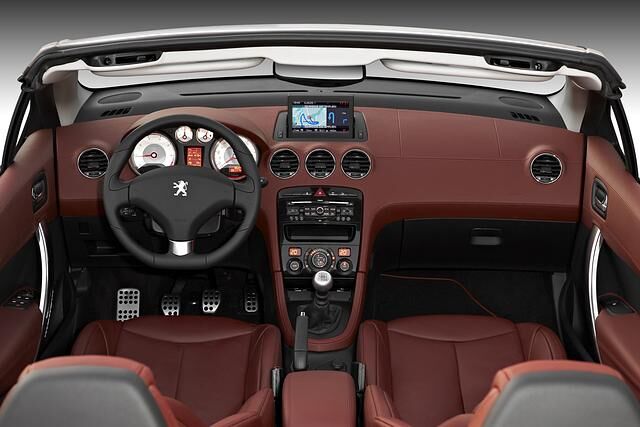 Vier Personen bietet der Peugeot Platz