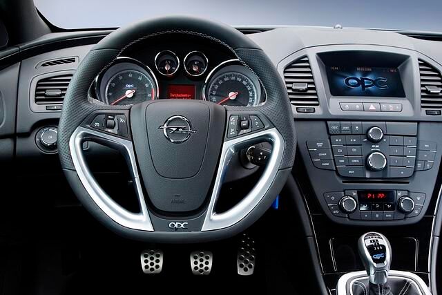 Das Cockpit wartet mit sportlichen Akzenten auf