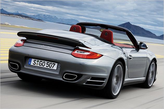 Offene Rennperformance: Das 911 Turbo Cabrio, hier mit serienmäßigem Split-Spoiler