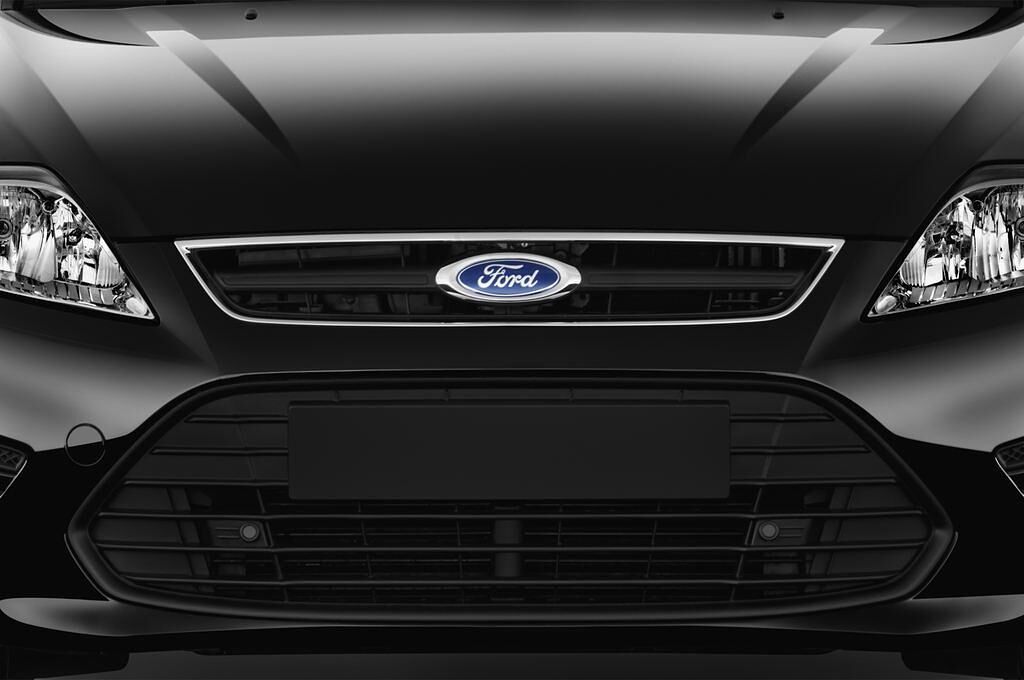 Ford Mondeo (Baujahr 2011) Trend 5 Türen Kühlergrill und Scheinwerfer