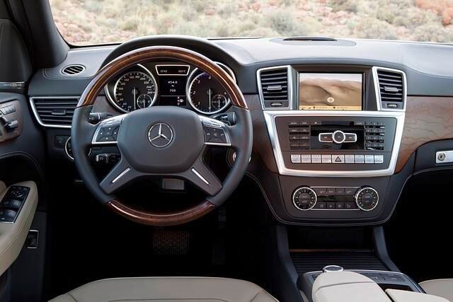 Im Interieur wirkt die neue M–Klasse nochmals deutlich edler als ihr Vorgänger