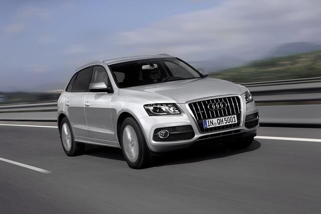 Für den Vortrieb schaltet Audi den 155 kW/211 PS starken 2,0-Liter-TFSI und einen Elektromotor mit 40 kW/54 PS zu  hintereinande