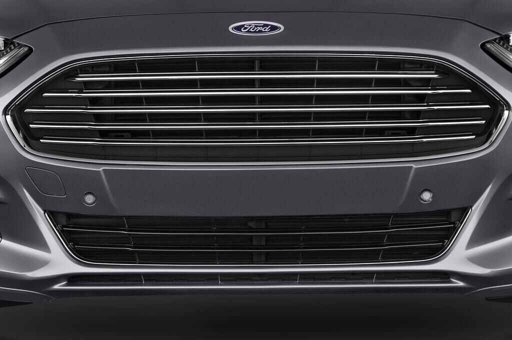 Ford Mondeo (Baujahr 2015) Titanium 5 Türen Kühlergrill und Scheinwerfer