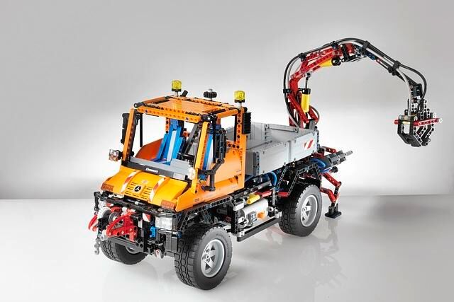 Das Modell besteht aus mehr als 2.000 Teilen, inklusiv E-Motor und Pneumatik