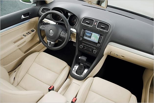 Das Touchscreen-Navi und die Klimaregelung kennt man aus dem Golf VI