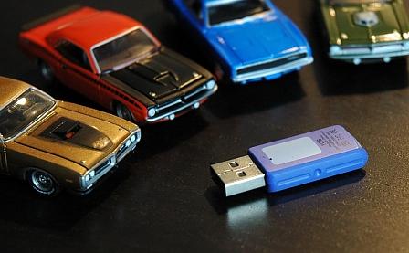 USB Stick und Spielzeugautos 1:64
