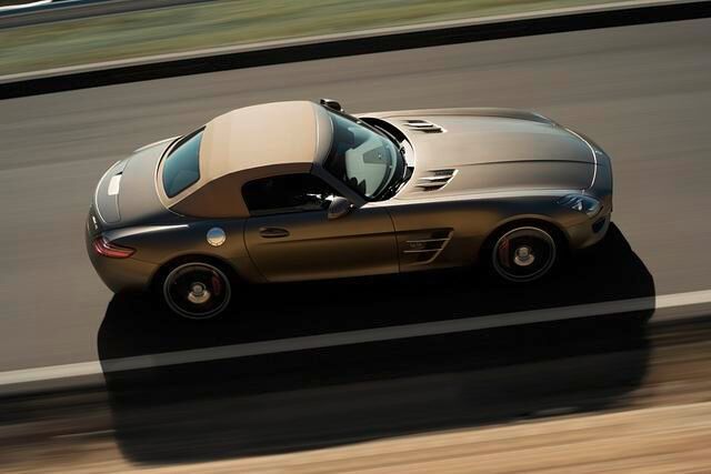 Nur die fehlenden Türausschnitte im Dach lassen den Roadster aus dieser Perspektive erkennen