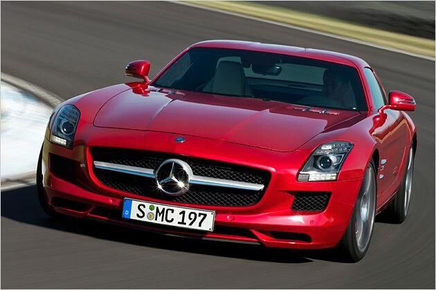 Der von einer Querstrebe gehaltene Stern zitiert den legendären Mercedes 300 SL