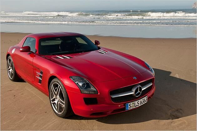 Der SLS kommt mit einem angedeuteten Double-Bubble-Dach daher