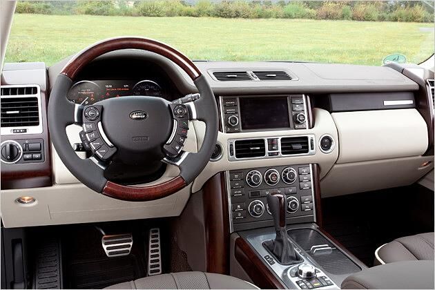 Neues Leder, mehr Holz: Das Cockpit des gelifteten Range Rover