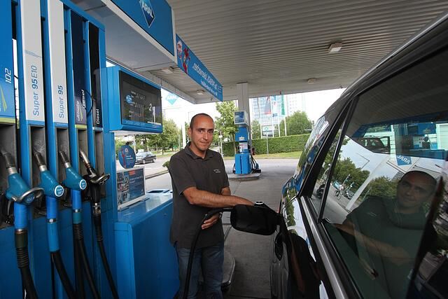 Seltenes Bild: ML 250 Bluetec beim Tanken