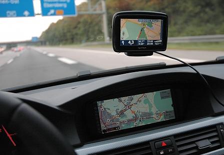 Navi Vergleich: Mobil vs. Festeinbau