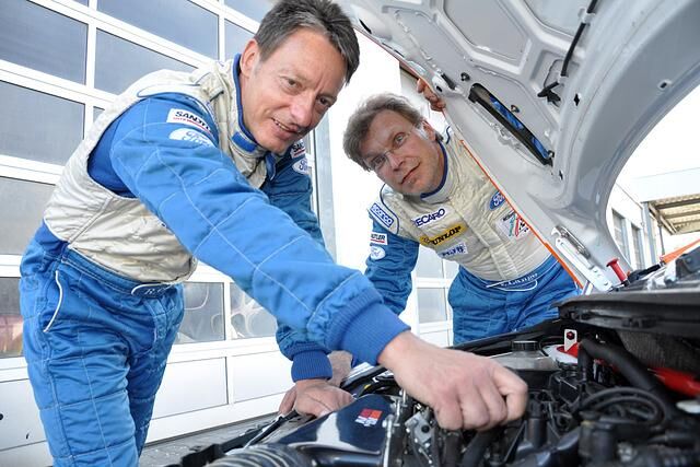 Es ist das erste Mal, dass die beiden Ford-Mitarbeiter mit einem Gasantrieb beim Ringklassiker  fahren