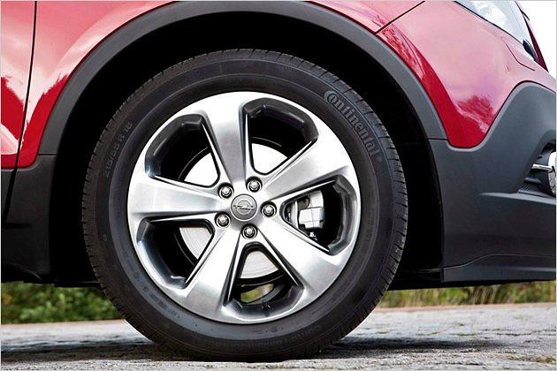 Die Einstiegsvariante ausgenommen, rollt der Mokka serienmäßig auf 18-Zoll-Leichtmetallrädern