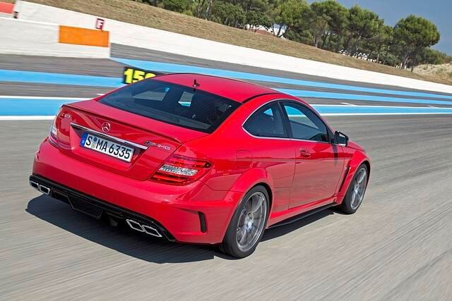 Äußerlich setzt sich die Black Series-Version mit ihrem brachialen Blechkleid vom Standard-AMG-Modell deutlich ab