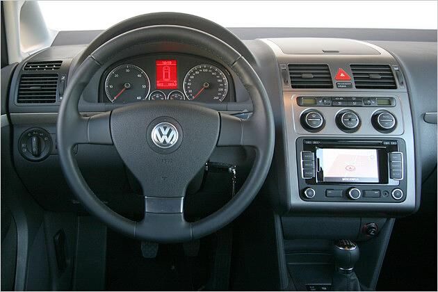 Innenraum: Gewohnt nüchternes VW-Ambiente in Schwarz und (ganz wenig) Chrom