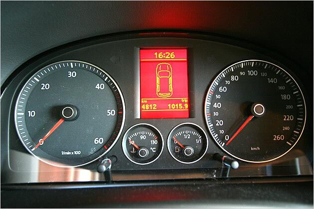 Die Instrumente: Drehzahlmesser, Tacho, zwei kleine Rundinstrumente und ein Display