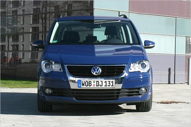 Der Touran besitzt noch nicht das neue VW-Gesicht, wie es beim Scirocco eingeführt wurde