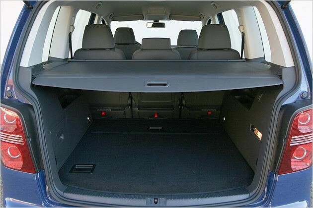 Die Gepäckraumabdeckung ist Serie ab Trendline, beim Basismodell Conceptline kostet sie 210 Euro Aufpreis