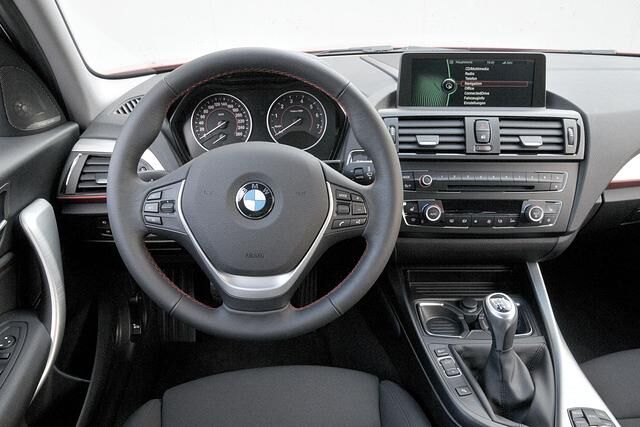 Im Innenraum setzt BMW auf eine noch stärkere Fahrerorientierung