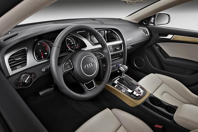 Damit die Neuerungen nicht an der Kundschaft vorübergehen, hat Audi das Design des A5 zurückhaltend überarbeitet