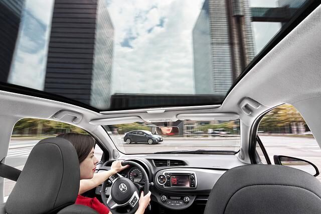 Dazu gibt es ein neues, stärker auf den Fahrer zugeschnittenes Cockpit,  in dem die Instrumente endlich wieder hinters Lenkrad r