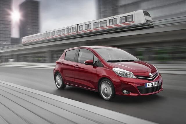 Mit 11.675 Euro für den Drei- und 12.395 Euro für den Fünftürer kostet der neue Yaris in der Basisversion genau so viel wie der 