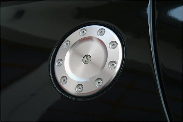 Etwas unpassend wirkt der Aluminium-Tankdeckel
