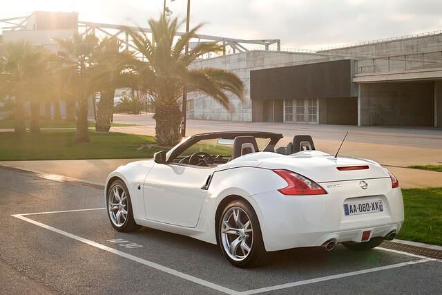 Der Nissan 370Z Roadster fährt mit sechs Zylindern vor