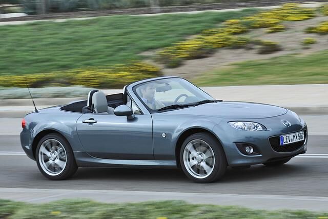 Der MX-5 nahm die klassische Sportwagenlinie mit langer Motorhaube früh auf