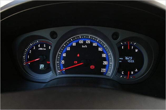 Blau hinterleuchtete Instrumente mit roten Nadeln