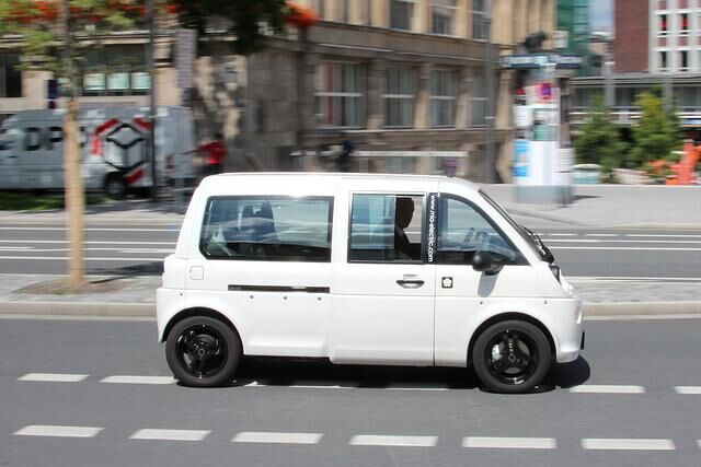 Angeboten wird der gerade mal 2,87 Meter lange, 1,64 Meter Breite aber 1,55 Meter hohe Stromer dann in drei Varianten