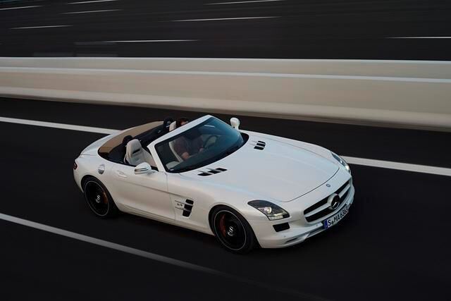 Extra lange Motorhaube, weit nach hinten versetztes Passagierabteil und ein kurzes, kräftiges Heck: Der Roadster hält sich an de