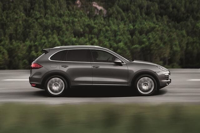 Statt 245 PS wie im Cayenne Diesel mit V6-Motor, spendieren die Zuffenhausener der S-Version einen Achtzylinder mit 281 kW/382 P