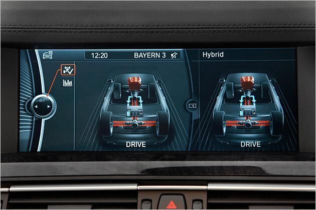 Im Split-Screen des Navi-Bildschirms lassen sich die Energieströme des Hybriden anzeigen