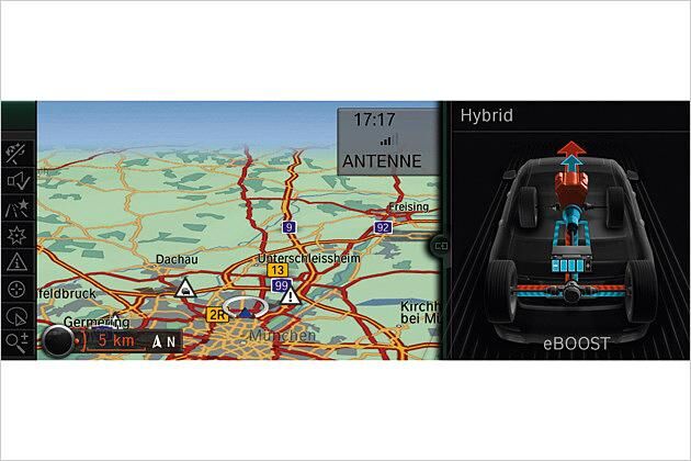 Über den Split-Screen lassen sich auch die Navi-Karte und die Energiefluss-Anzeige gleichzeitig darstellen
