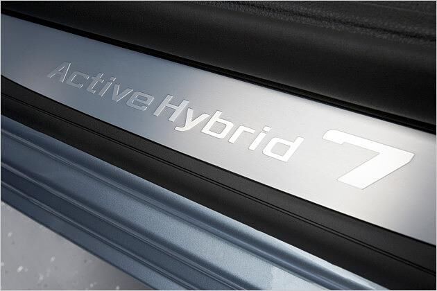 Die Einstiegsleisten des Hybriden machen mit einem entsprechenden Schriftzug auf sich aufmerksam