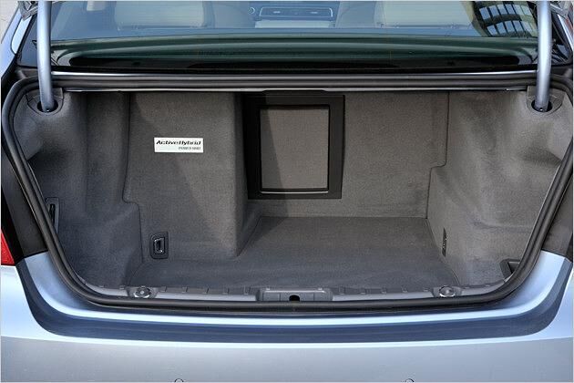Die Lithium-Ionen-Batterie versteckt sich hinten links im Kofrerraum, dort, wo die "ActiveHybrid"-Plakette angebracht ist