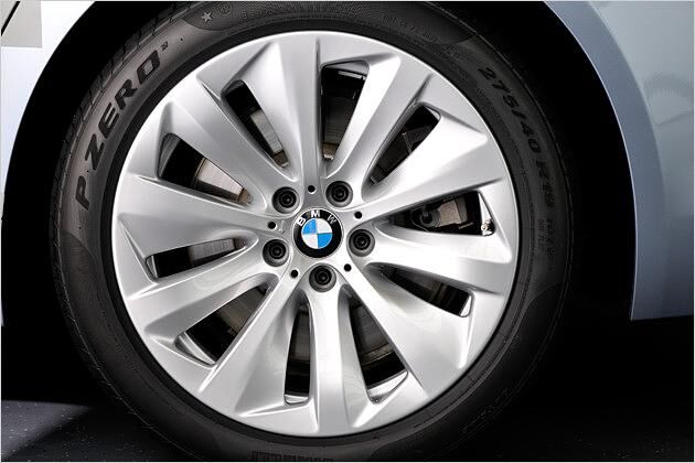 Die Turbinen-Felgen sollen eine Einsparung von zwei Gramm CO2 pro Kilometer bringen. Sie sind laufrichtungsgebunden (siehe der kleine Pfeil links dicht neben dem BMW-Logo)