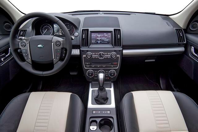 Im Interieur wurde das Kombi-Instrument um ein fünf Zoll großes Display erweitert und die Mittelkonsole modernisiert
