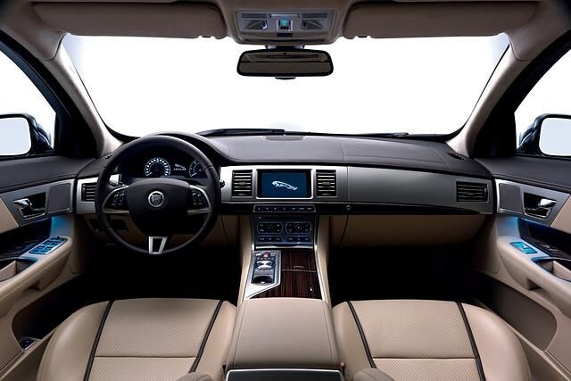 Das Cockpit entspricht dem der Limousine